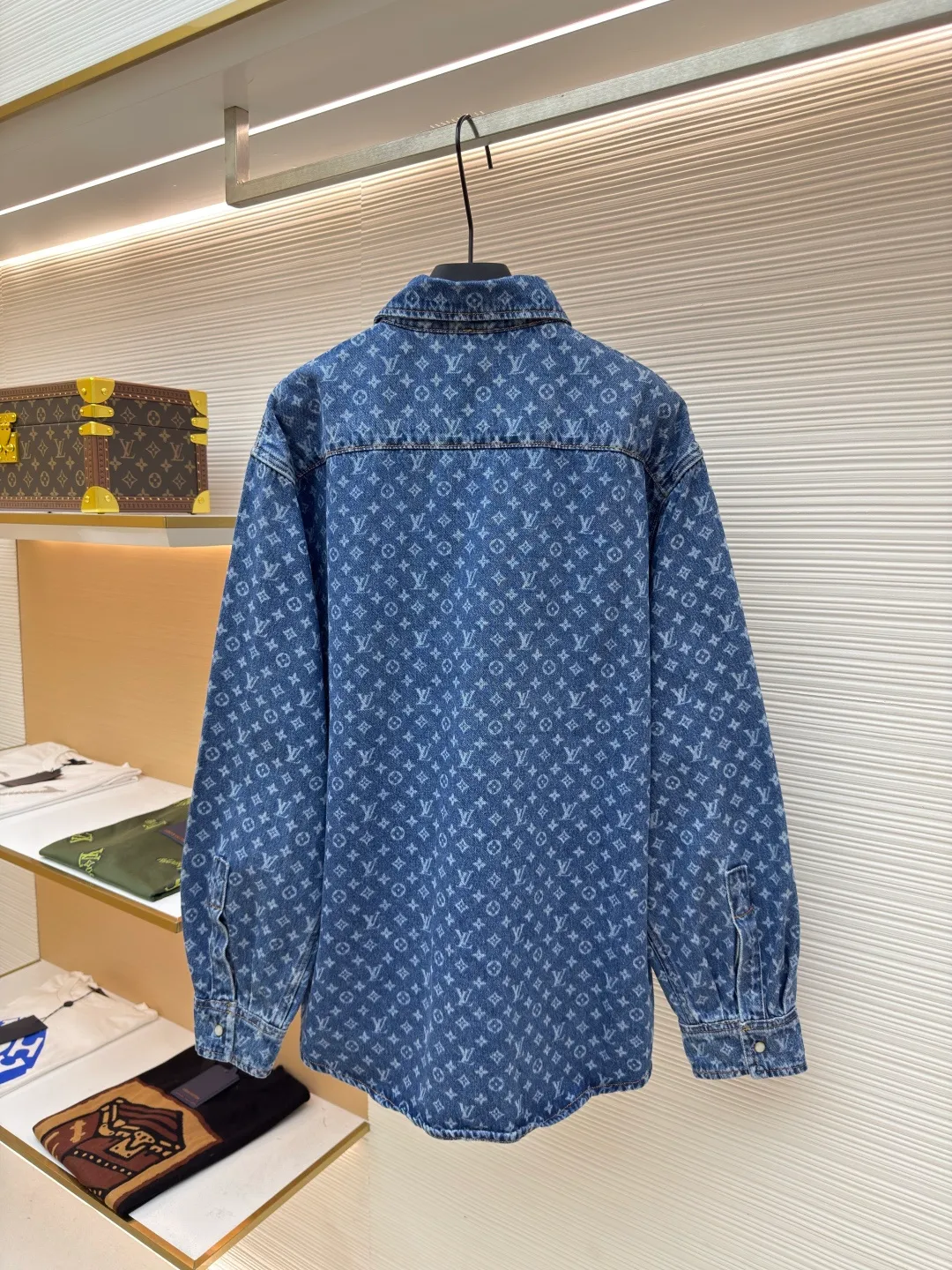 LOUIS VUITTON full-print denim jacket ●Original version: Purchased and developed for 15800 ●Item number: 1680795-B45 ●Material: denim fabric ●Technology: laser watering ●Version: fitted version ●Weight: about 685 grams ●Size: 34-36-38-40 ●Description: Customized blue shadow encrypted cotton classic pattern denim, as moist as cotton, comfortable and skin-friendly, indigo elegance With a retro charm and a modern sense of fashion, denim is used as the canvas, and the iconic Monogram pattern is laid out on it. Every inch of the warp and weft hides the glorious history and fashion heritage of Louis Vuitton. The tough lines of matching work shirts exude a sense of luxury from the inside out. No need to make a fuss, the aura is self-evident. The stunning work in the fashion feast is the laser burning process. The advanced process of using laser technology to carve patterns. Project the laser onto the surface of the material, causing the material to be locally heated and melted. The LV logo pattern can be formed to accurately control the position and shape. The double process of washing and light frying is to desize and wash the denim material first, and then perform sand washing to produce a fading effect. The denim jacket is fried through special chemical treatment to give a special contrasting color effect. Prioritize the spray horse slide and then rub it by hand to create a gradient effect. Use a spray gun to accurately spray the reagent solution to the designated position according to the design requirements. Let the reagent react chemically with the fabric to form a gradual gradient effect, and finally boil it to solidify the color. The overall wiring is straight and delicate, the fabric is comfortable and soft, and the color is consistent without color difference. It can be matched with the same style to create a fashionable look for various occasions. Customized accessories, complete with three standards, same style for men and women!